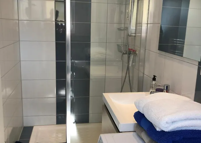 Quiet Corner Apartment *