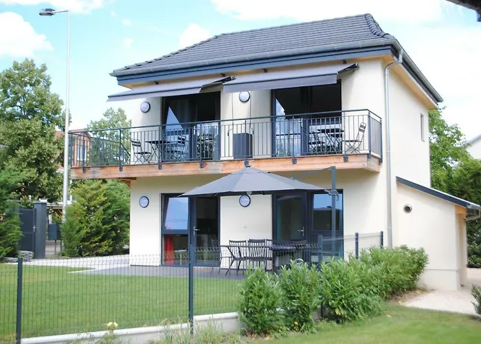Quiet Corner Apartment *