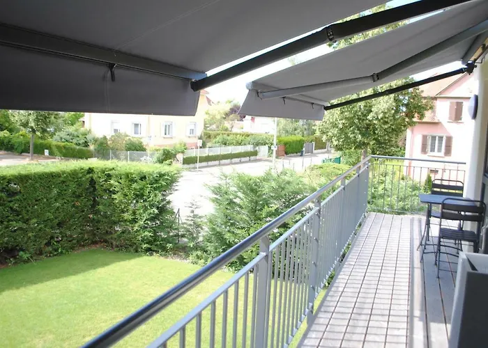 Quiet Corner Apartment *